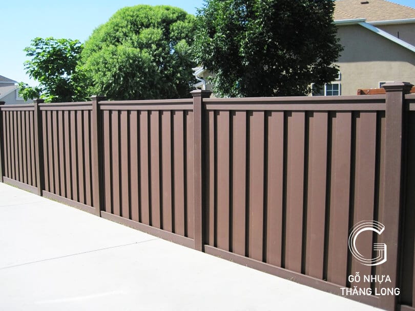 Nếu bạn đang tìm kiếm một giải pháp bền vững và đẹp mắt cho hàng rào ngoài trời, hàng rào gỗ nhựa là sự lựa chọn hoàn hảo. Hình ảnh liên quan sẽ cho bạn thấy những ưu điểm vượt trội của hàng rào gỗ nhựa ngoài trời.